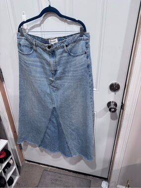 FRAME The Dorothy Denim Maxi Skirt Light Wash August Raw Hem Size 31